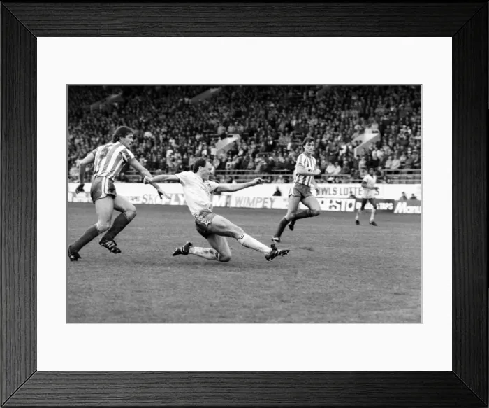 Framed Print : Stoke 0 v. Liverpool 1. November 1984 MF18-11-032 Framed Print : Stoke 0 v. Liverpool 1. November 1984 MF18-11-032
