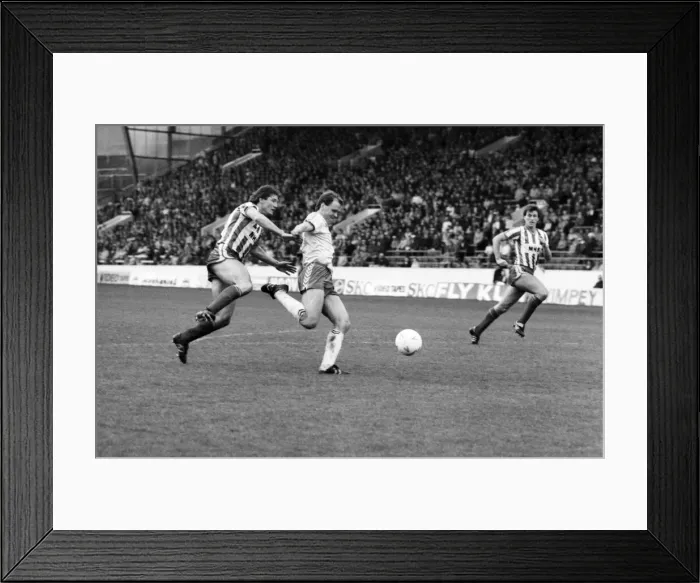 Framed Print : Stoke 0 v. Liverpool 1. November 1984 MF18-11-039 Framed Print : Stoke 0 v. Liverpool 1. November 1984 MF18-11-039