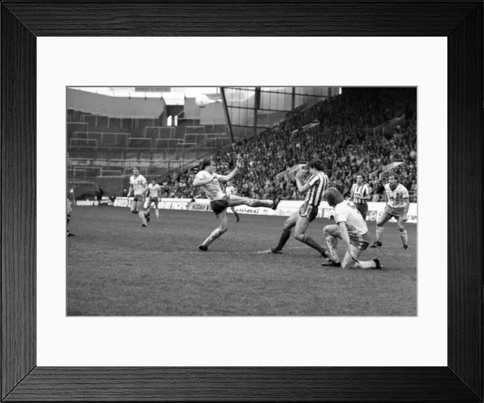 Framed Print : Stoke 0 v. Liverpool 1. November 1984 MF18-11-030