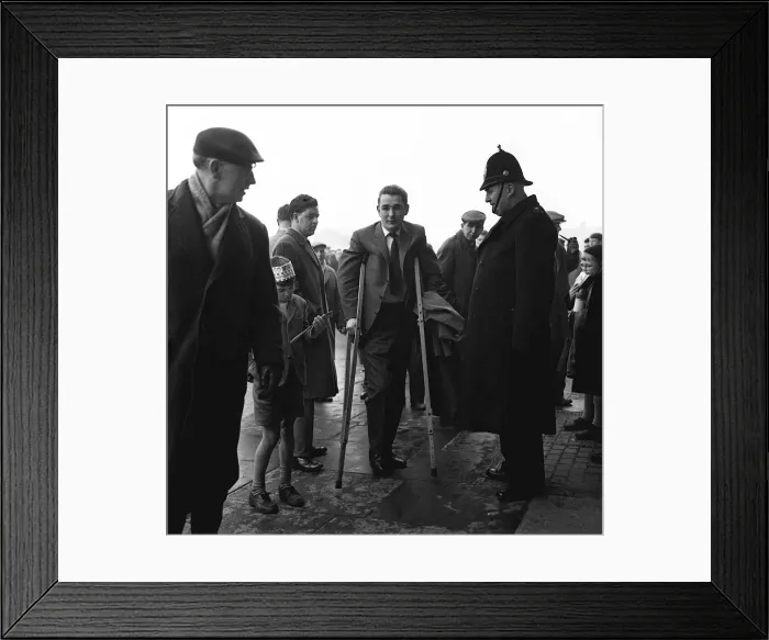 Framed Print : Brian Clough in March 1963, Sunderlands injured centreforward Framed Print : Brian Clough in March 1963, Sunderlands injured centreforward
