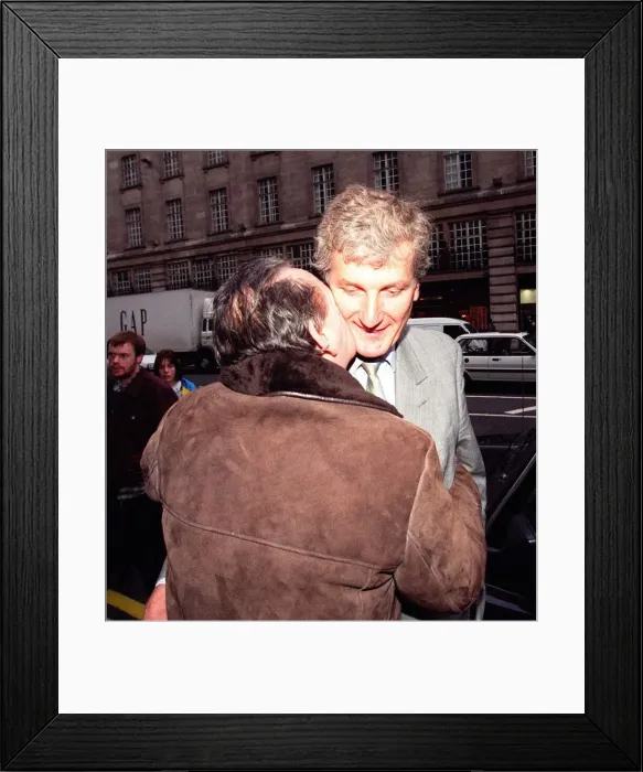 Framed Print : Brian Clough former Nottingham Forest Manager kisses Bob Willis as he leaves Framed Print : Brian Clough former Nottingham Forest Manager kisses Bob Willis as he leaves