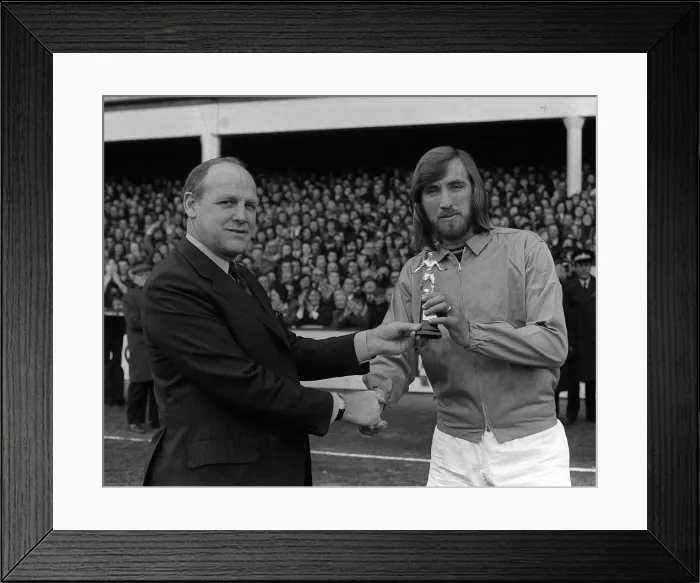 Framed Print : Ron Greenwood presents Billy Bonds with his player award before the West Ham v Chelsea
