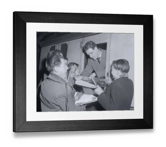 Framed Print : Portsmouth Player at Euston Station en route to Bolton signing autographs for happy