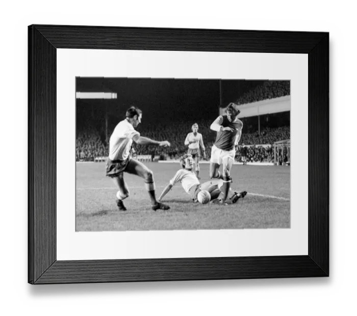 Framed Print : UEFA Inter City Fairs Cup match at Highbury Arsenal v Beveren A defender