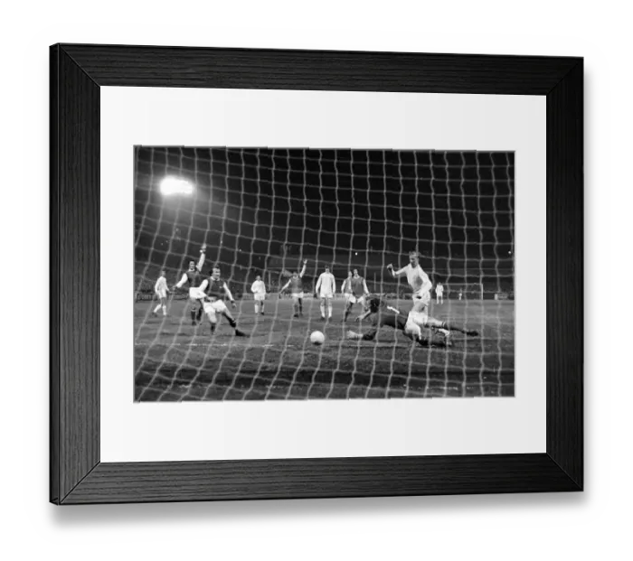 Framed Print : English League Division One match at Elland Road Leeds United 1 v Arsenal 0 Framed Print : English League Division One match at Elland Road Leeds United 1 v Arsenal 0