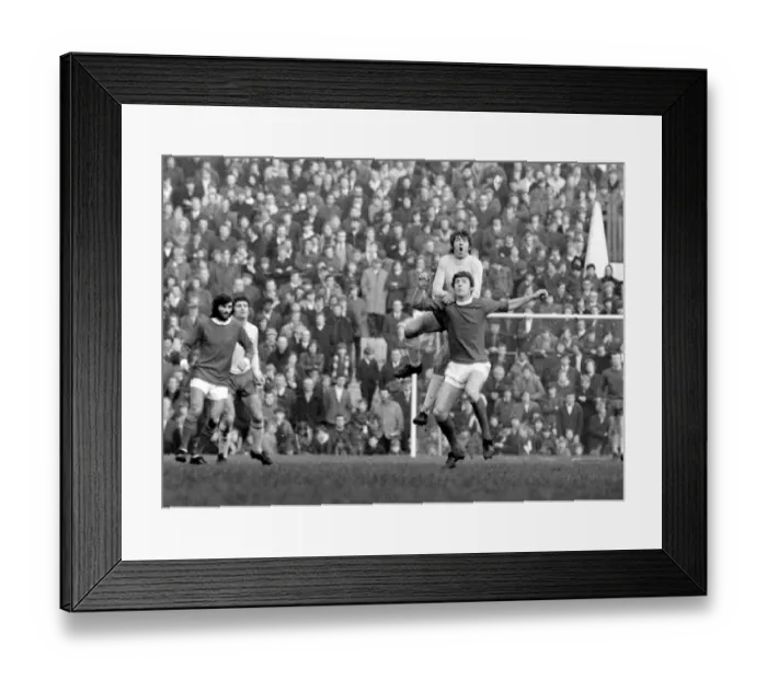 Framed Print : English League Division One match at Old Trafford Manchester United 1 v Arsenal 3 Framed Print : English League Division One match at Old Trafford Manchester United 1 v Arsenal 3