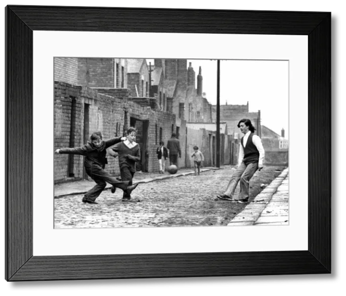 Framed Print : Children playing in the Scotswood area of Newcastle Framed Print : Children playing in the Scotswood area of Newcastle