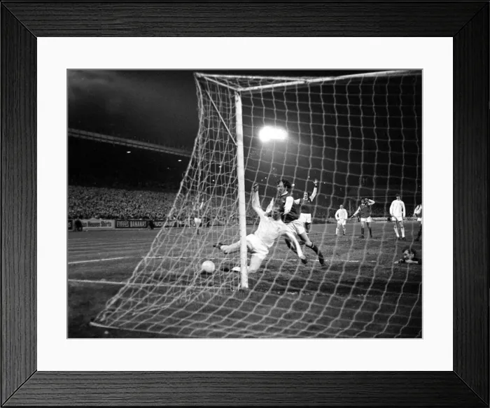 Framed Print : English League Division One match at Elland Road Leeds United 1 v Arsenal 0