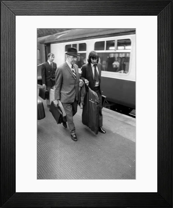 Framed Print : George Best and Sir Matt Busby on railway platform 1971 after George had been sent
