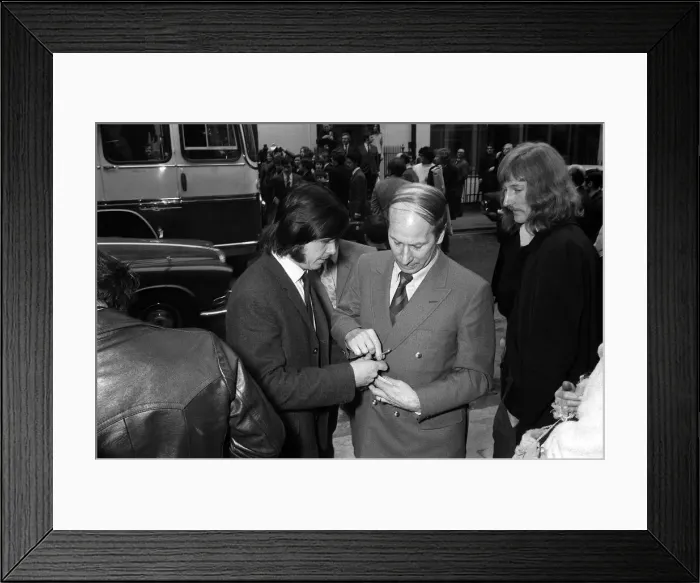 Framed Print : Bobby Charlton of Manchester United signs autograph 1971 for a fan Framed Print : Bobby Charlton of Manchester United signs autograph 1971 for a fan