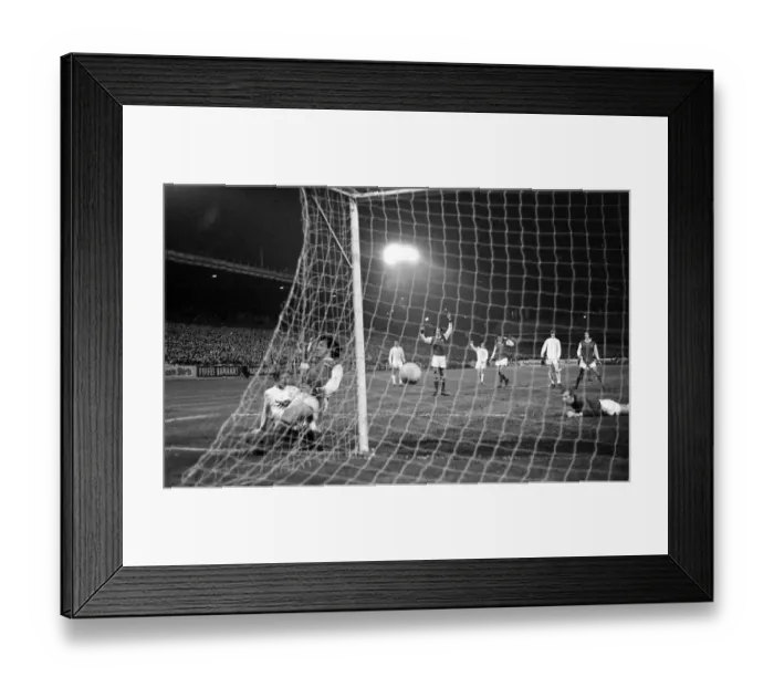 Framed Print : English League Division One match at Elland Road Leeds United 1 v Arsenal 0 Framed Print : English League Division One match at Elland Road Leeds United 1 v Arsenal 0