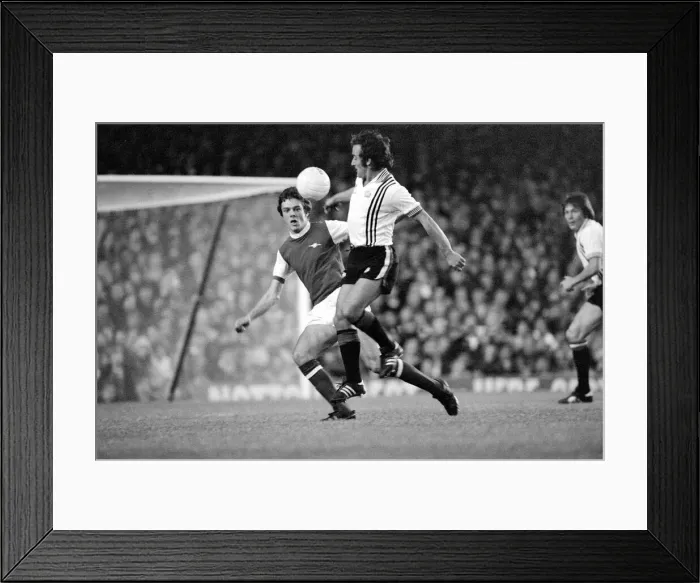 Framed Print : Arsenal defender David O Leary in action against Manchester United Framed Print : Arsenal defender David O Leary in action against Manchester United