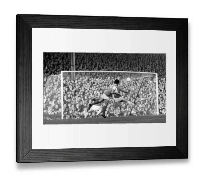 Framed Print : English League Division One match at Highbury Arsenal v Everton Arsenal Framed Print : English League Division One match at Highbury Arsenal v Everton Arsenal