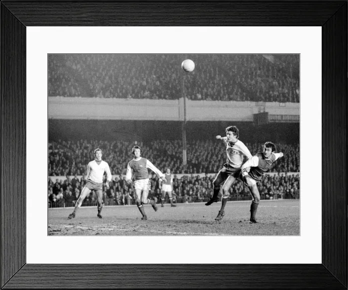 Framed Print : UEFA Inter City Fairs Cup match at Highbury Arsenal v Beveren Arsenal