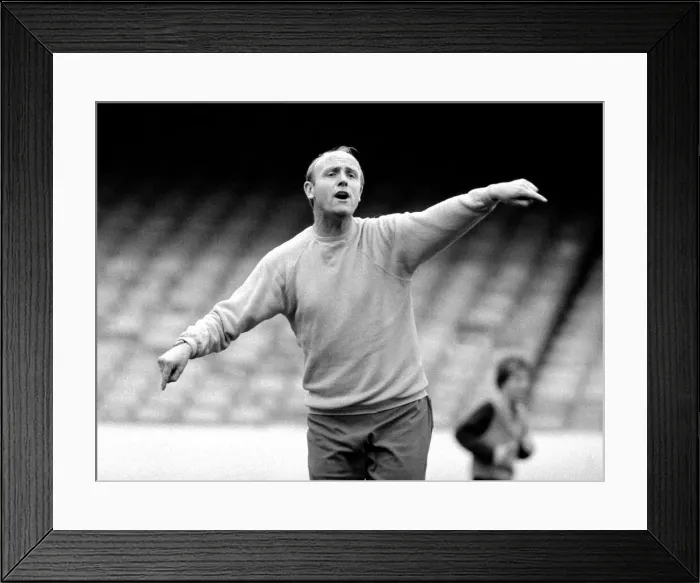 Framed Print : Arsenal coach Don Howe instrucing his players during a training session 22nd August Framed Print : Arsenal coach Don Howe instrucing his players during a training session 22nd August