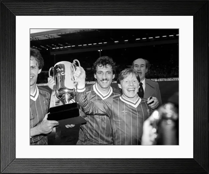 Framed Print : Sammy Lee with Alan Kennedy & Phil Neal of Liverpool 1983 with milk cup Framed Print : Sammy Lee with Alan Kennedy & Phil Neal of Liverpool 1983 with milk cup