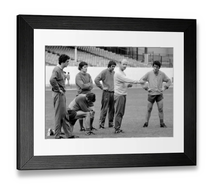 Framed Print : Arsenal coach Don Howe instrucing his players during a training session 22nd August Framed Print : Arsenal coach Don Howe instrucing his players during a training session 22nd August