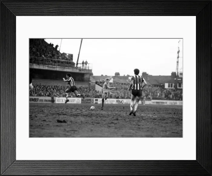 Framed Print : Grimsby v. Manchester City. February 1984 MF14-02-028 The final score was a one all draw Framed Print : Grimsby v. Manchester City. February 1984 MF14-02-028 The final score was a one all draw