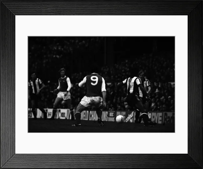 Framed Print : Arsenal v. West Bromwich Albion. November 1980 LF05-15-075 The final score was a two all Framed Print : Arsenal v. West Bromwich Albion. November 1980 LF05-15-075 The final score was a two all