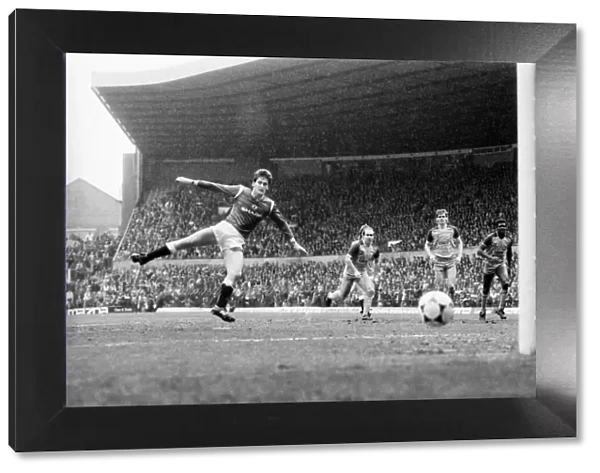 Manchester United v. Sunderland. April 1985 MF21-03-043 The final score was a two