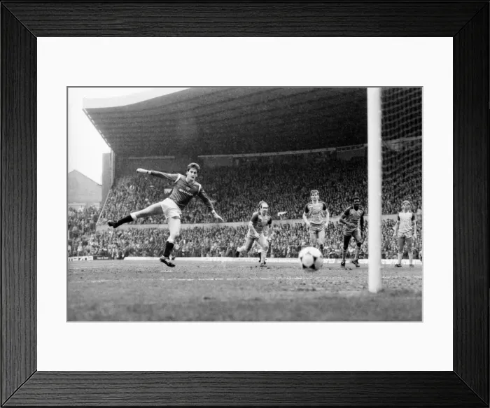 Framed Print : Manchester United v. Sunderland. April 1985 MF21-03-043 The final score was a two Framed Print : Manchester United v. Sunderland. April 1985 MF21-03-043 The final score was a two