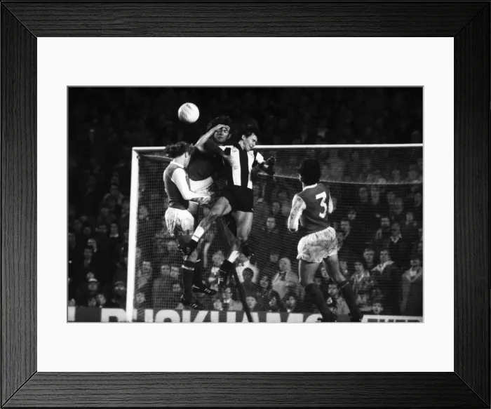 Framed Print : Arsenal v. West Bromwich Albion. November 1980 LF05-15-105 The final score was a two all Framed Print : Arsenal v. West Bromwich Albion. November 1980 LF05-15-105 The final score was a two all