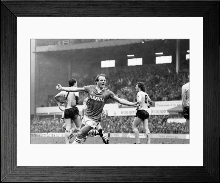Framed Print : Everton v. Arsenal. March 1985 MF20-13-038 The final score was a two nil victory to