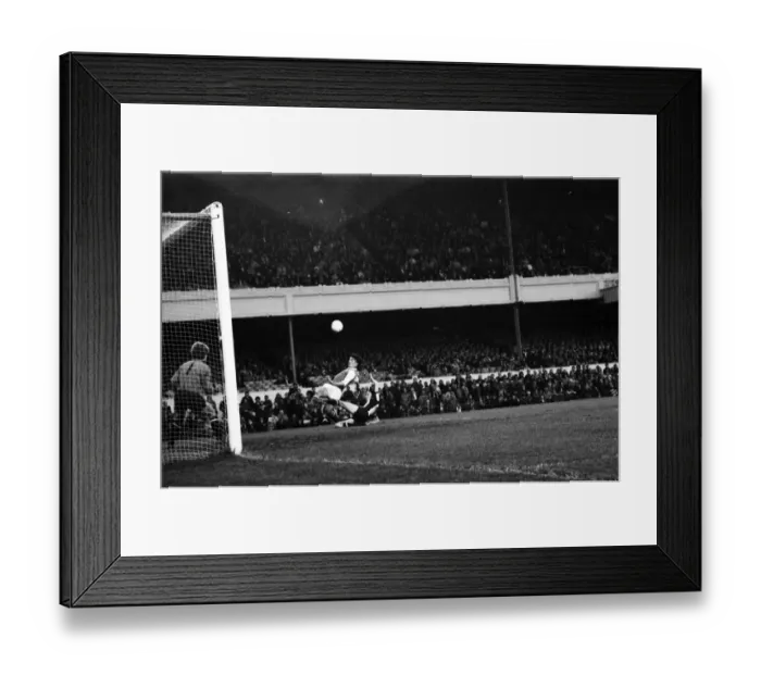 Framed Print : Arsenal v. West Bromwich Albion. November 1980 LF05-15-058 The final score was a two all Framed Print : Arsenal v. West Bromwich Albion. November 1980 LF05-15-058 The final score was a two all