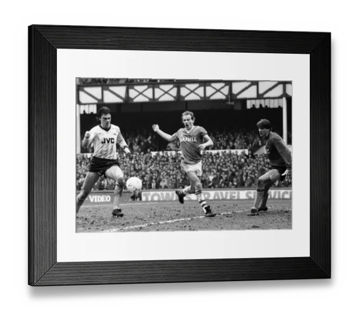 Framed Print : Everton v. Arsenal. March 1985 MF20-13-047 The final score was a two nil victory Framed Print : Everton v. Arsenal. March 1985 MF20-13-047 The final score was a two nil victory
