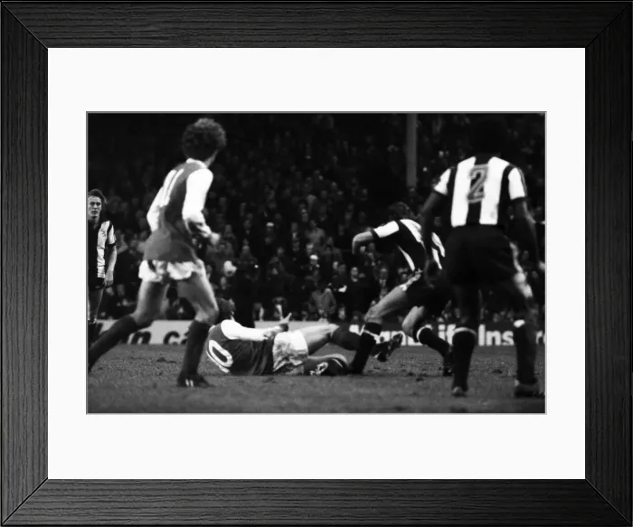 Framed Print : Arsenal v. West Bromwich Albion. November 1980 LF05-15-094 The final score was a two all Framed Print : Arsenal v. West Bromwich Albion. November 1980 LF05-15-094 The final score was a two all