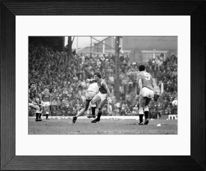 Framed Print : Manchester United v. Sunderland. April 1985 MF21-03-027 The final score was a two all Framed Print : Manchester United v. Sunderland. April 1985 MF21-03-027 The final score was a two all