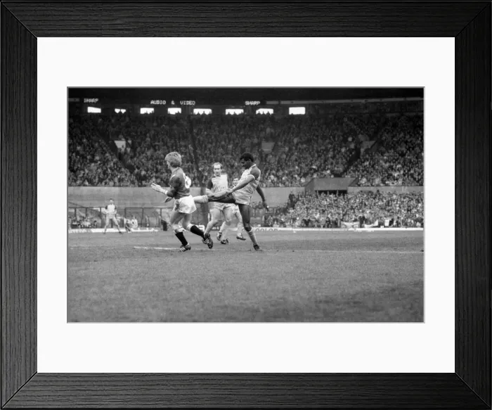 Framed Print : Manchester United v. Sunderland. April 1985 MF21-03-068 The final score was a two Framed Print : Manchester United v. Sunderland. April 1985 MF21-03-068 The final score was a two