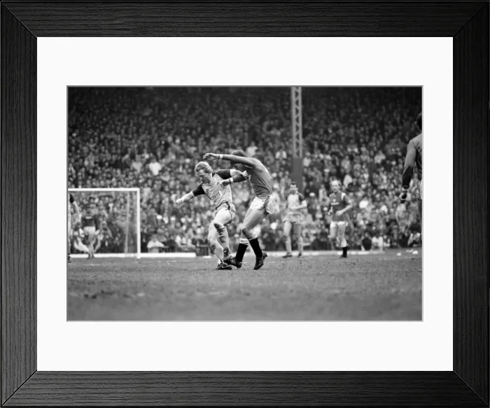 Framed Print : Manchester United v. Sunderland. April 1985 MF21-03-056 The final score was a two Framed Print : Manchester United v. Sunderland. April 1985 MF21-03-056 The final score was a two
