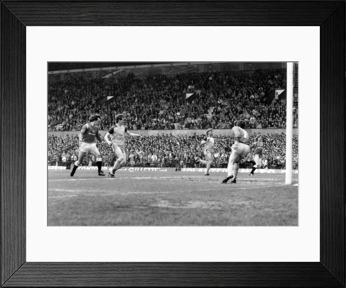 Framed Print : Manchester United v. Sunderland. April 1985 MF21-03-047 The final score was a two Framed Print : Manchester United v. Sunderland. April 1985 MF21-03-047 The final score was a two