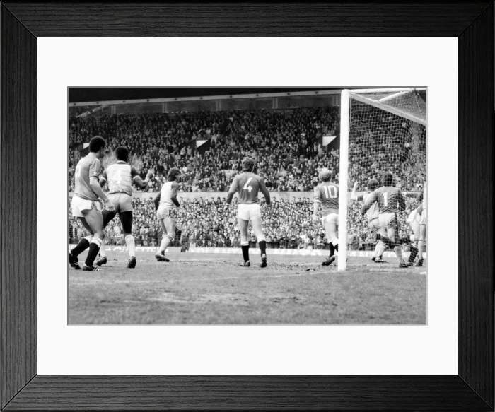 Framed Print : Man Utd v. Sunderland. April 1985 MF21-03-019 The final score was a two all draw Framed Print : Man Utd v. Sunderland. April 1985 MF21-03-019 The final score was a two all draw