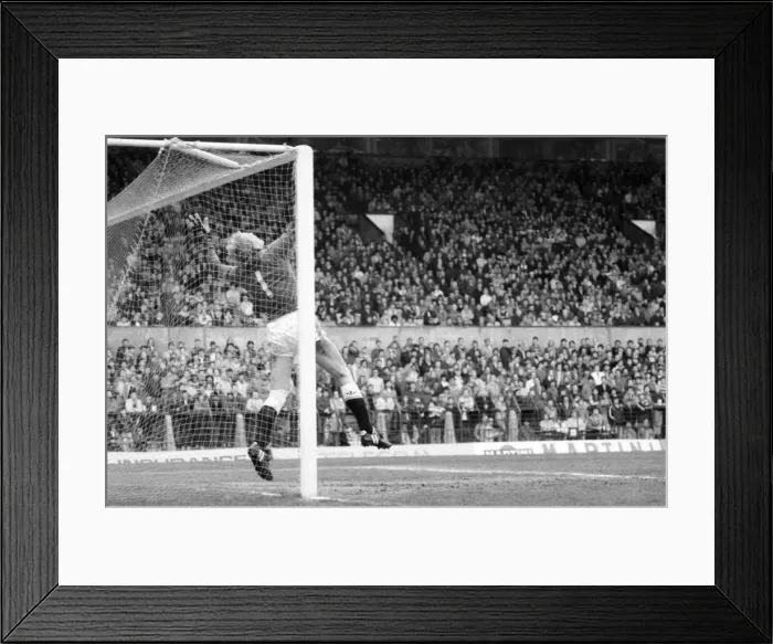 Framed Print : Manchester United v. Sunderland. April 1985 MF21-03-069 The final score was a two