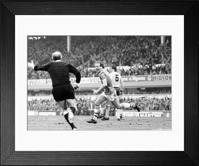 Framed Print : Everton v. Arsenal. March 1985 MF20-13-007 The final score was a two nil victory Framed Print : Everton v. Arsenal. March 1985 MF20-13-007 The final score was a two nil victory