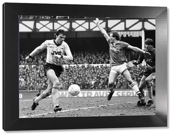Everton v. Arsenal. March 1985 MF20-13-046 The final score was a two nil victory