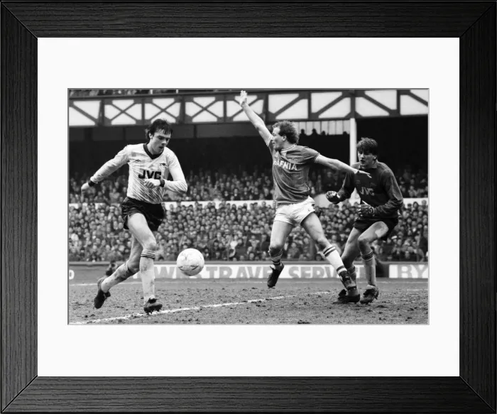 Framed Print : Everton v. Arsenal. March 1985 MF20-13-046 The final score was a two nil victory