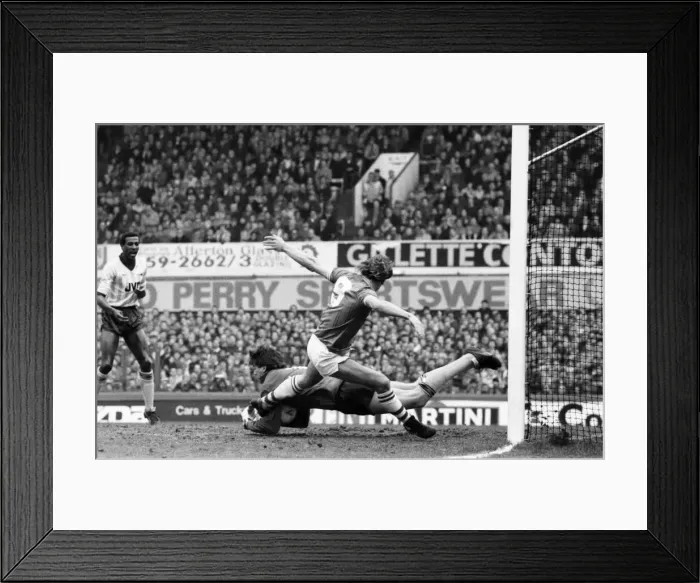 Framed Print : Everton v. Arsenal. March 1985 MF20-13-003 The final score was a two nil victory to