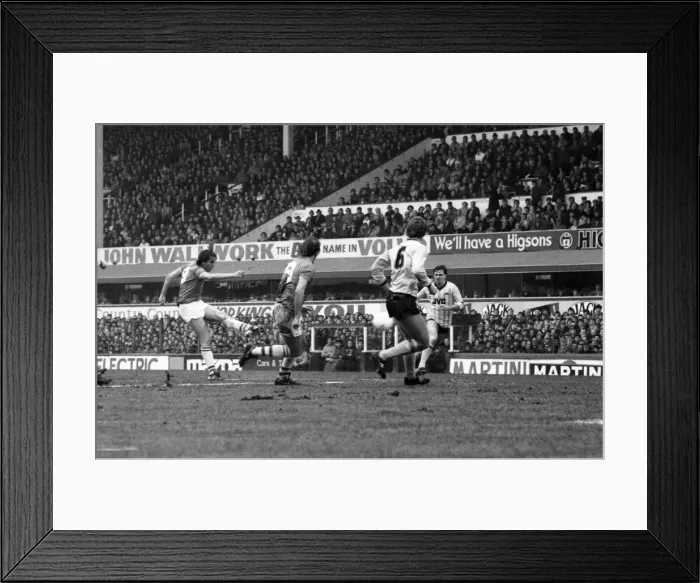 Framed Print : Everton v. Arsenal. March 1985 MF20-13-014 The final score was a two nil victory Framed Print : Everton v. Arsenal. March 1985 MF20-13-014 The final score was a two nil victory