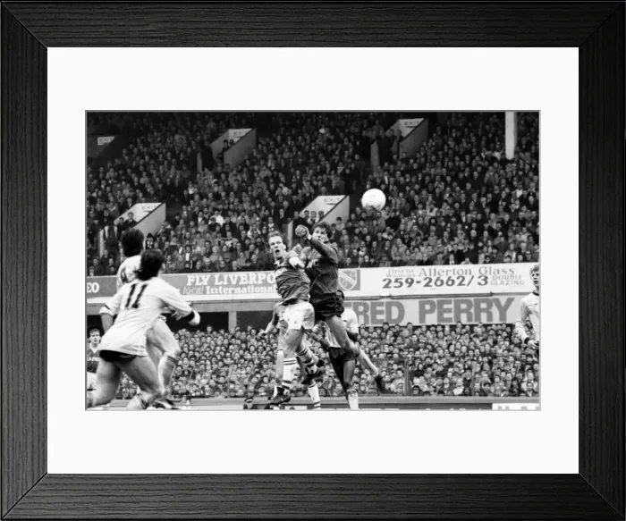 Framed Print : Everton v. Arsenal. March 1985 MF20-13-019 The final score was a two nil victory