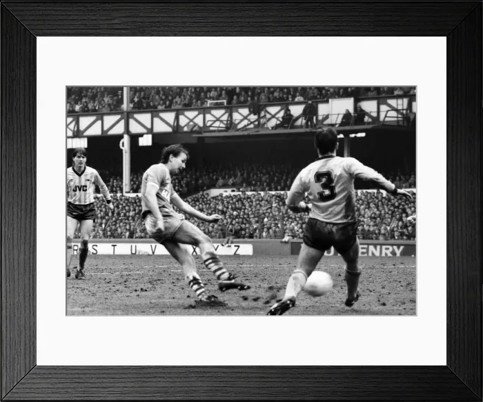 Framed Print : Everton v. Arsenal. March 1985 MF20-13-045 The final score was a two nil victory Framed Print : Everton v. Arsenal. March 1985 MF20-13-045 The final score was a two nil victory