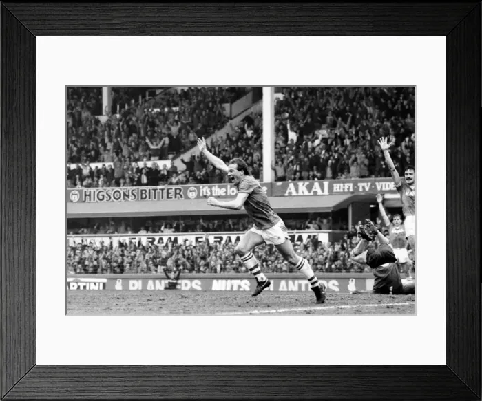 Framed Print : Everton v. Arsenal. March 1985 MF20-13-005 The final score was a two nil victory