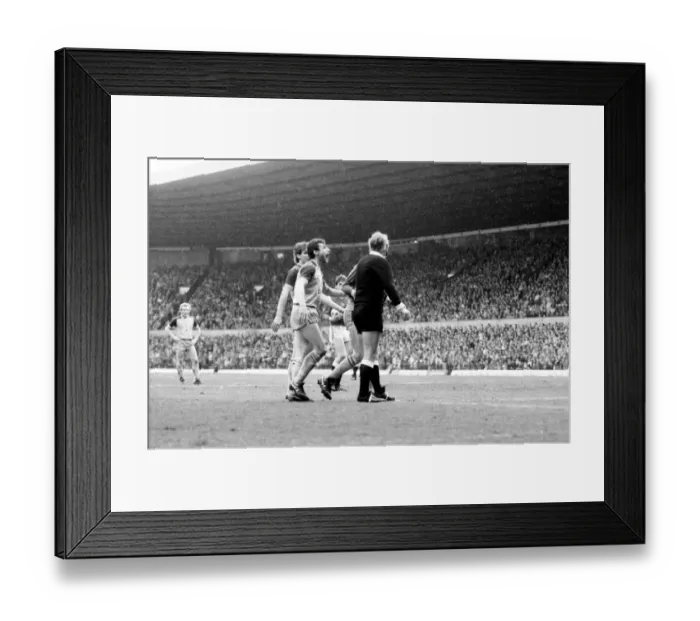 Framed Print : Manchester United v. Sunderland. April 1985 MF21-03-006 The final score was a two all Framed Print : Manchester United v. Sunderland. April 1985 MF21-03-006 The final score was a two all
