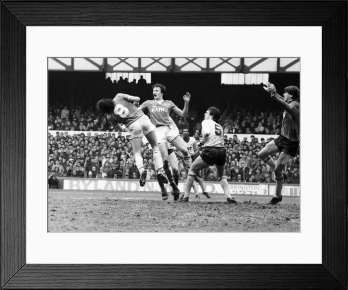 Framed Print : Everton v. Arsenal. March 1985 MF20-13-041 The final score was a two nil victory Framed Print : Everton v. Arsenal. March 1985 MF20-13-041 The final score was a two nil victory