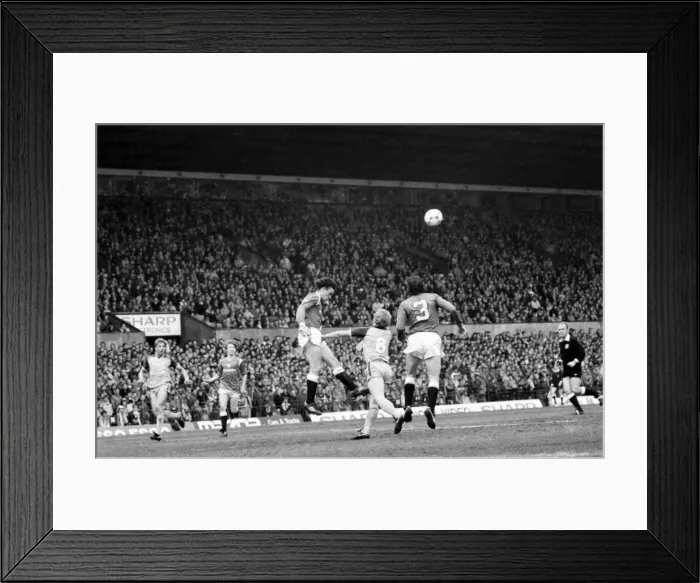 Framed Print : Manchester United v. Sunderland. April 1985 MF21-03-054 The final score was a two Framed Print : Manchester United v. Sunderland. April 1985 MF21-03-054 The final score was a two