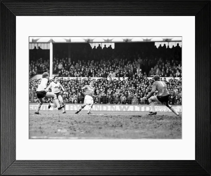 Framed Print : Everton v. Arsenal. March 1985 MF20-13-049 The final score was a two nil victory Framed Print : Everton v. Arsenal. March 1985 MF20-13-049 The final score was a two nil victory