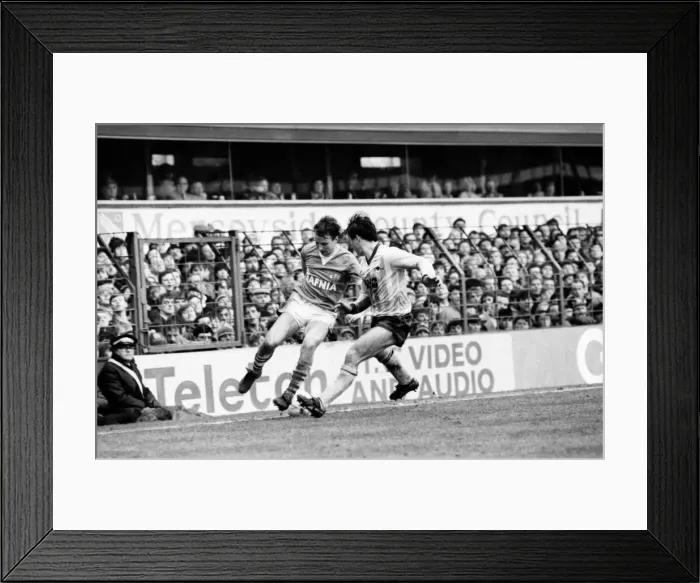 Framed Print : Everton v. Arsenal. March 1985 MF20-13-054 The final score was a two nil victory Framed Print : Everton v. Arsenal. March 1985 MF20-13-054 The final score was a two nil victory