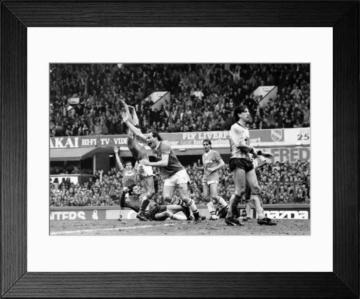 Framed Print : Everton v. Arsenal. March 1985 MF20-13-018 The final score was a two nil victory